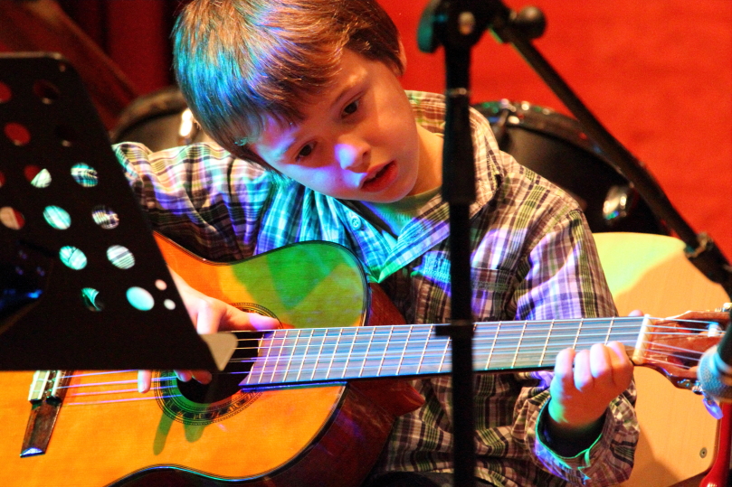 gitaarles jongentje met gitaar 809x540