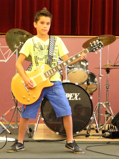 optreden gitaar michael 400x533